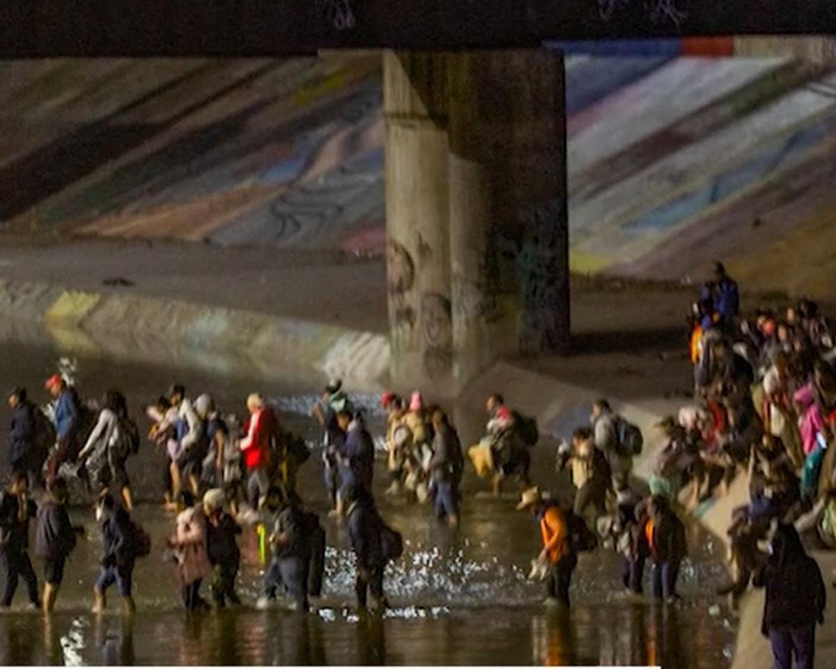 El Paso, Texas, busca más ayuda  ante cruce masivo de migrantes