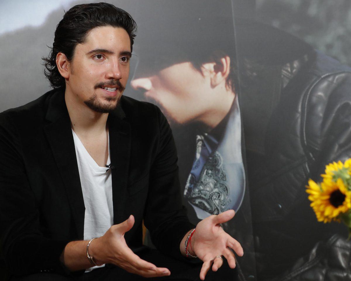Alex Fernández continúa hospitalizado tras ser diagnosticado con dos infecciones