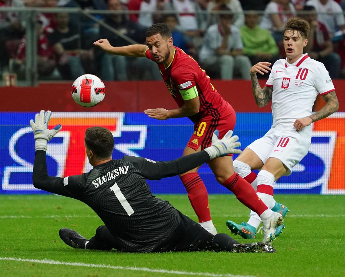 Eden Hazard no pudo superar al portero polaco Wojciech Szczesny.