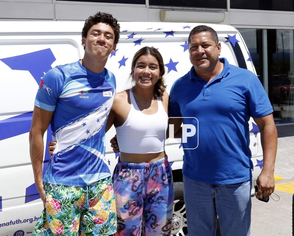 Los nadadores Gabriel Martínez y Michell Ramírez junto a su entrenador Leonardo ‘Coro‘ Gónzales tras arribar a San Pedro Sula.