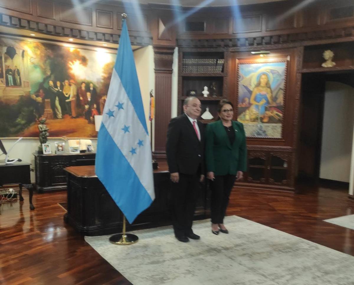 Xiomara Castro juramenta a embajador de Honduras en Alemania