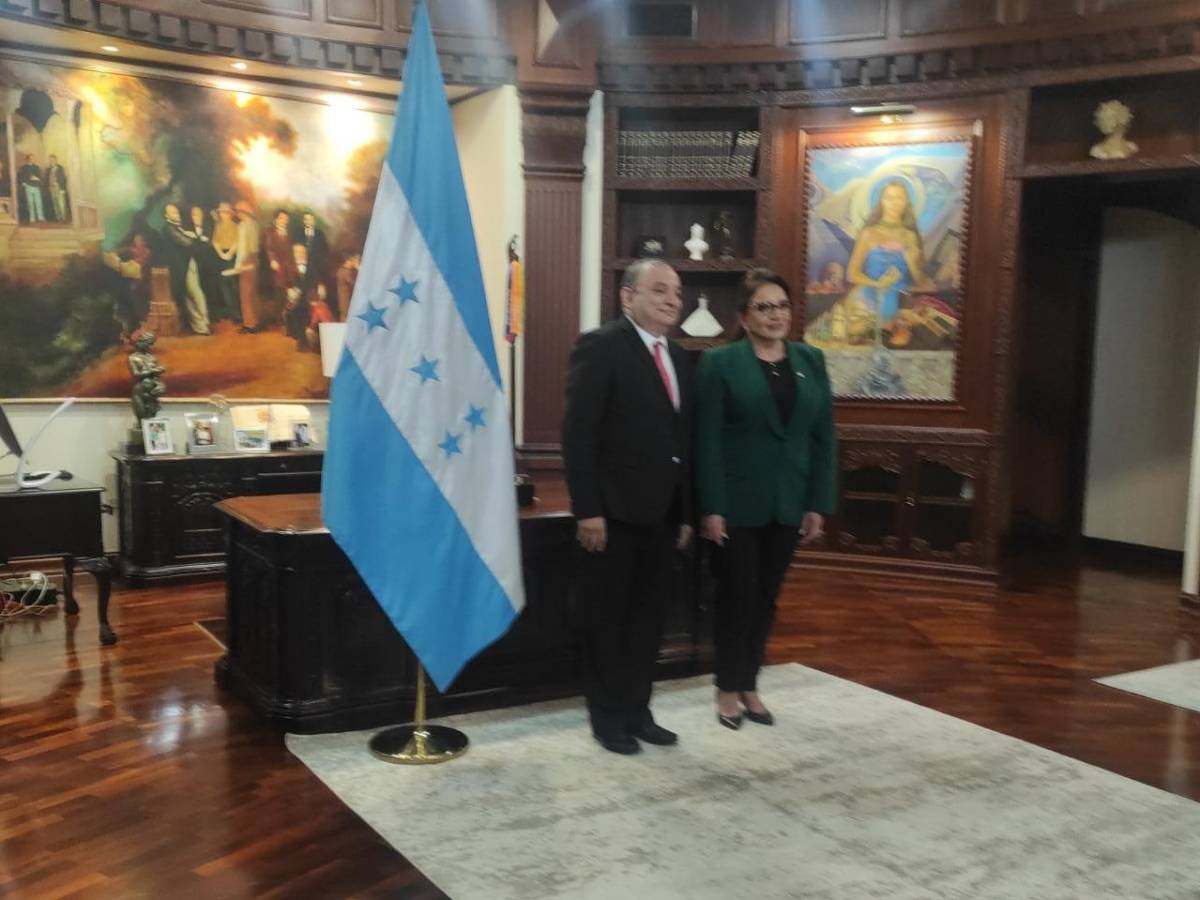 Xiomara Castro juramenta a embajador de Honduras en Alemania