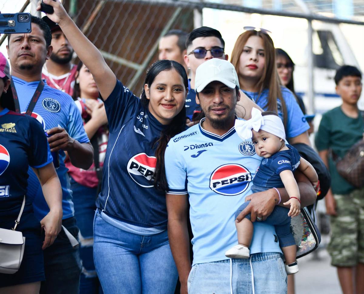 Bellezas, burla a Marathón, lanzan billetes a Henry Figueroa y él reacciona