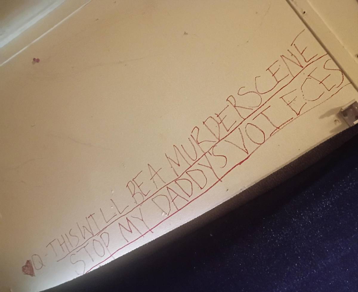 Hija mata a su padre a puñaladas; un día antes dejó un mensaje escalofriante