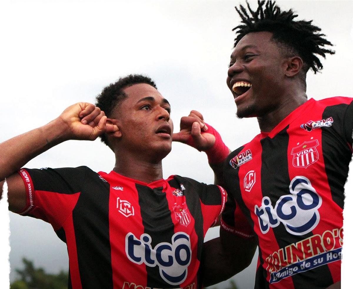 Así celebró Cristian Sacaza su gol para el 1-2 del Vida.