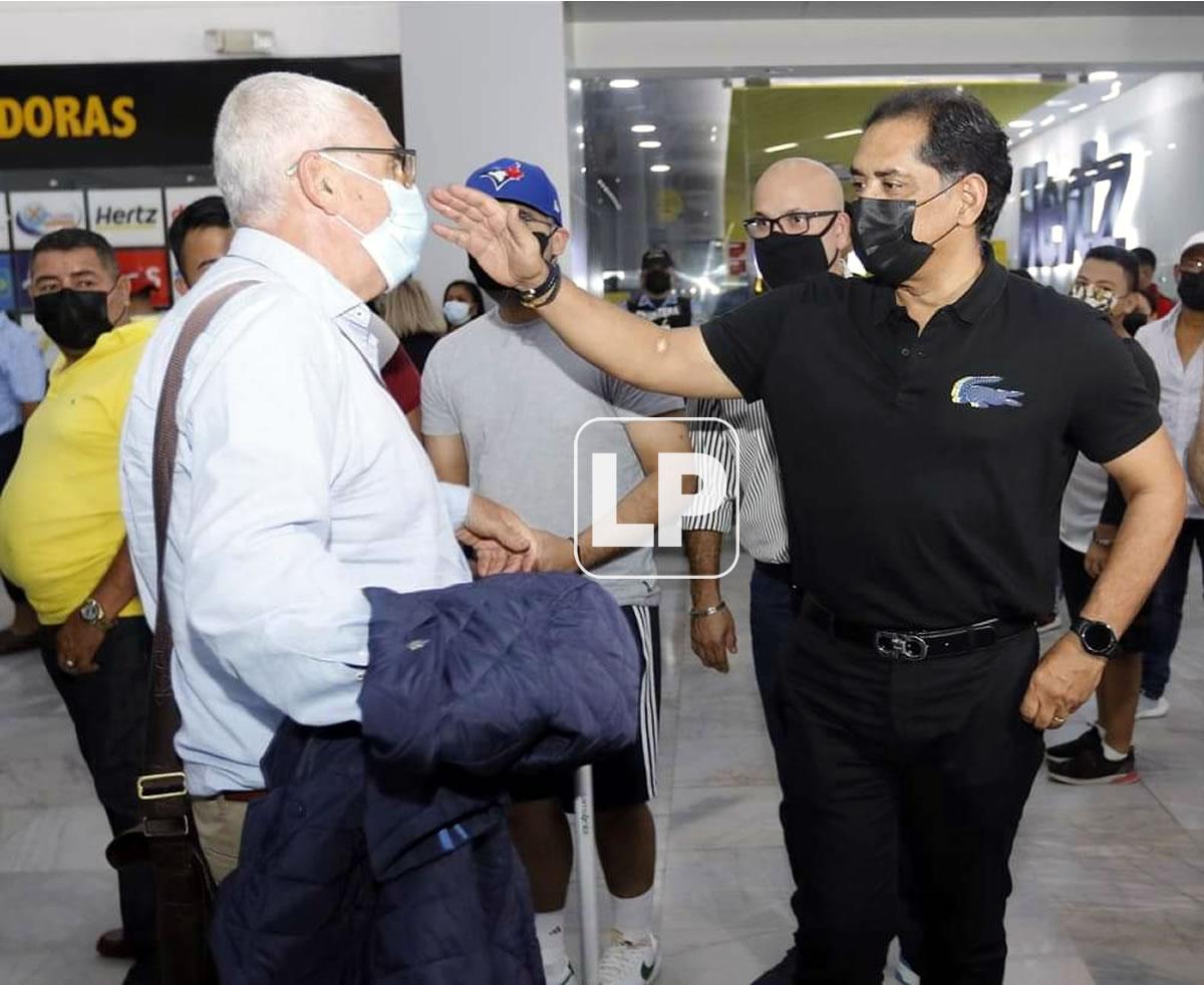 El entrenador uruguayo recibe un cariñoso abrazo de Rolin Peña.