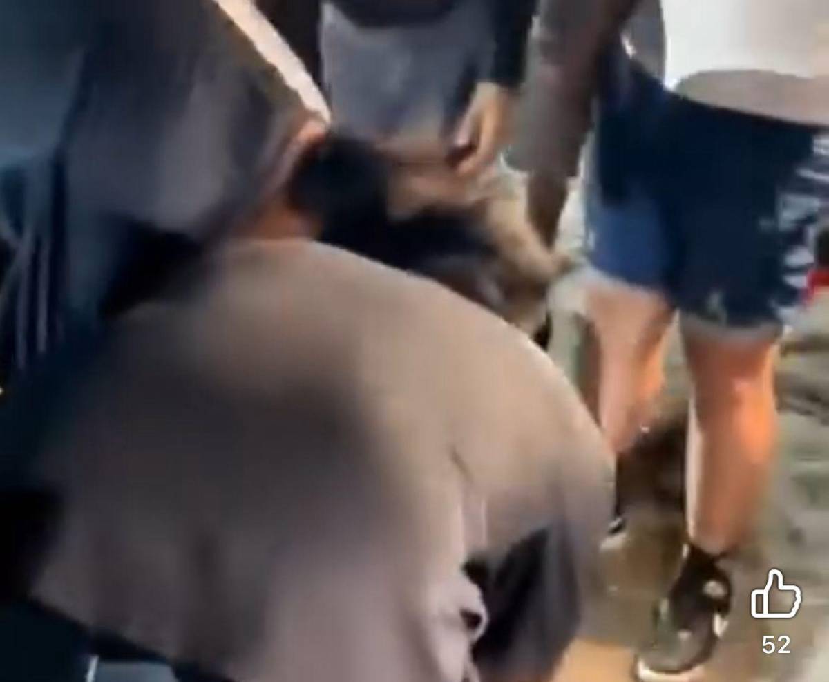 Hombre se mete con todo y carro en playa de Puerto Cortés y se salva de milagro