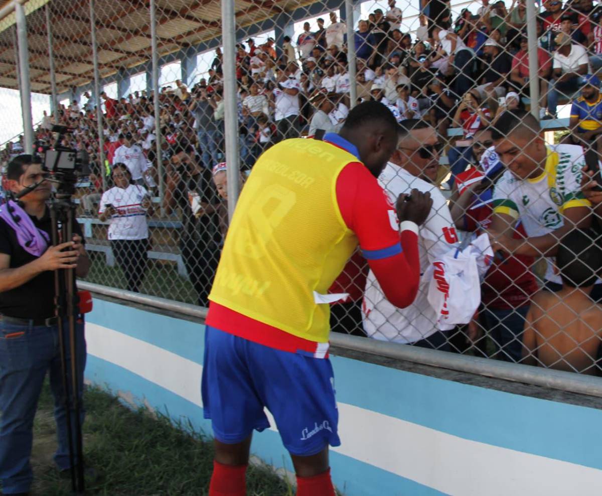 Chica de negro enamora, el penal que pidió Olimpia e insólita expulsión en Catacamas