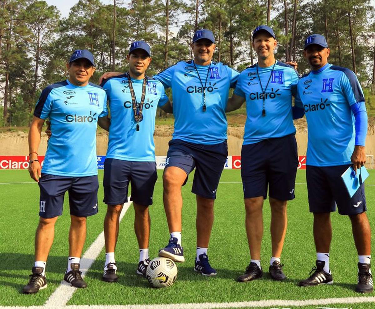 Diego Vázquez y su cuerpo técnico de la Selección de Honduras.