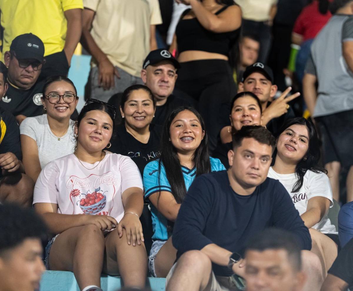 Las lindas chicas del Real España-Olimpia y así luce la cancha del Morazán