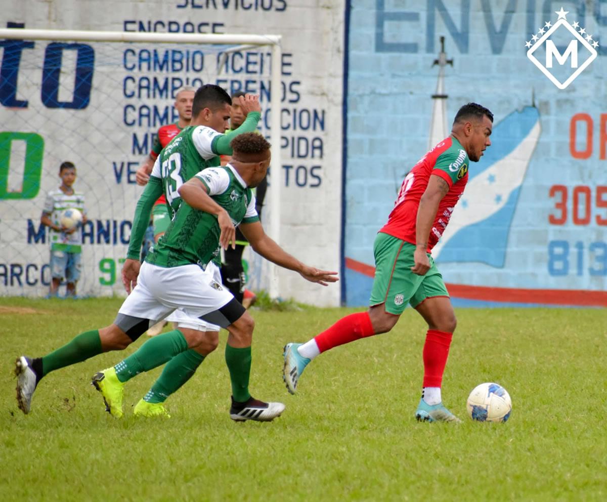 Mario Martínez conduciendo el balón mientras es seguido por jugadores del San Juan.