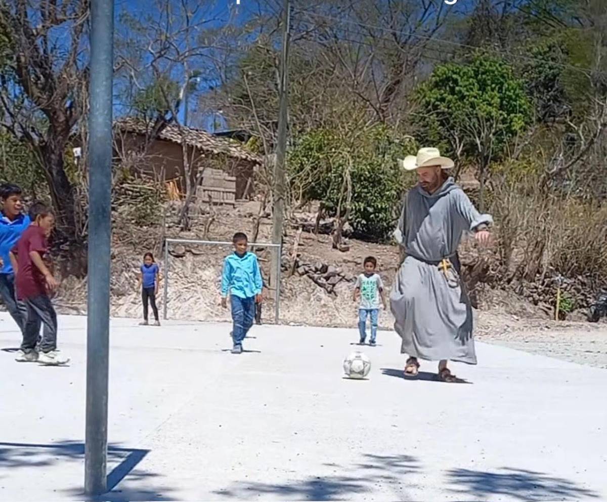 Fray Agustín, un franciscano todo terreno que se gana el corazón de los hondureños