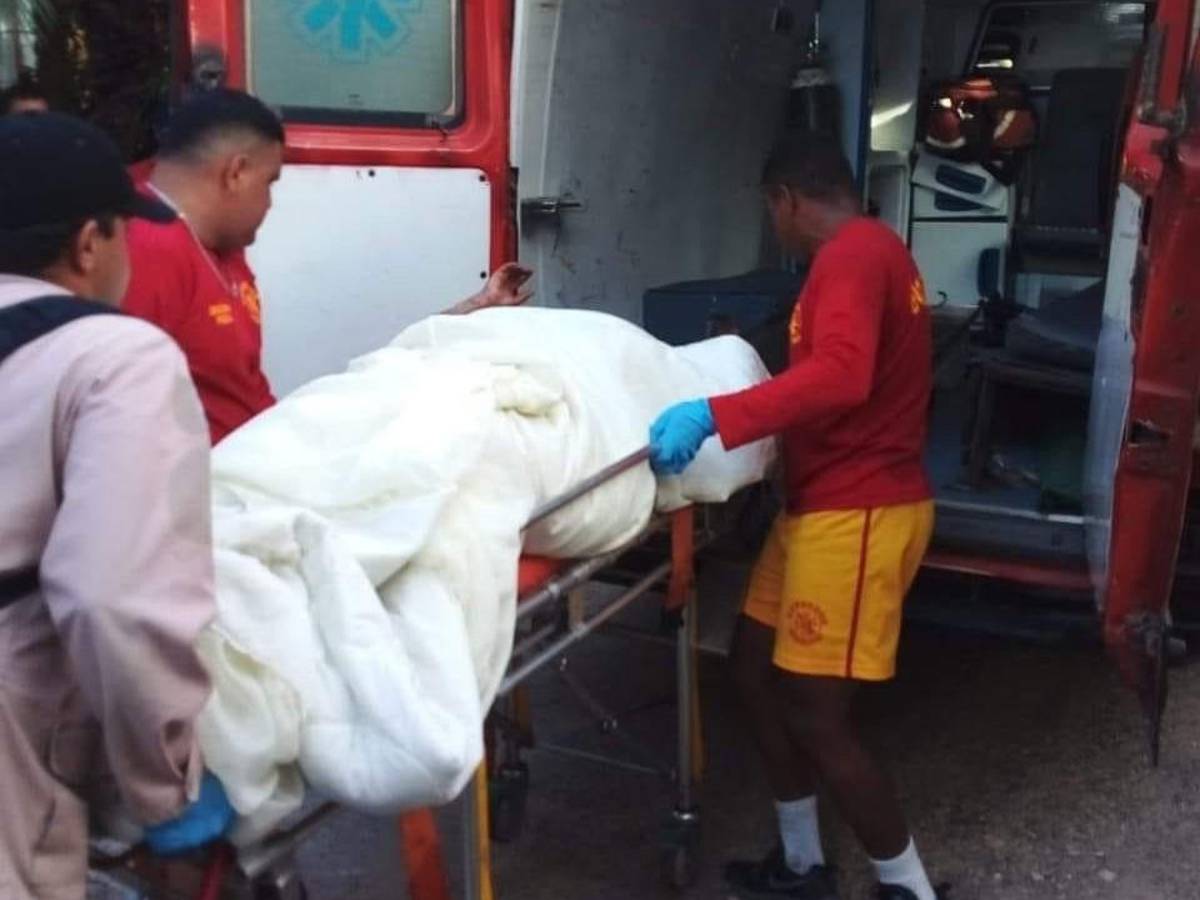 Momento en el que era trasladada hacia un hospital la fémina Mireya Pérez.