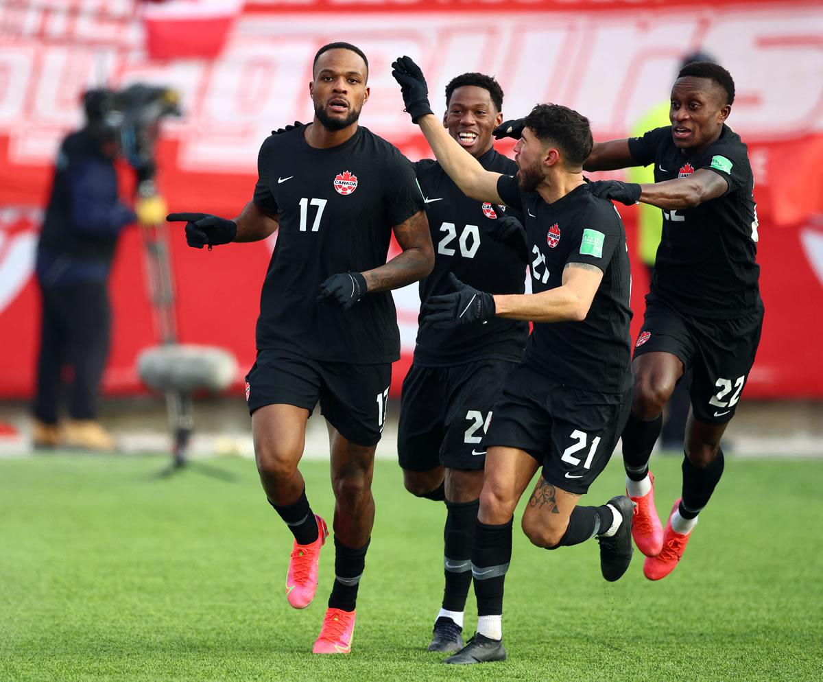 Cyle Larin fue la figura de Canadá ante Estados Unidos.