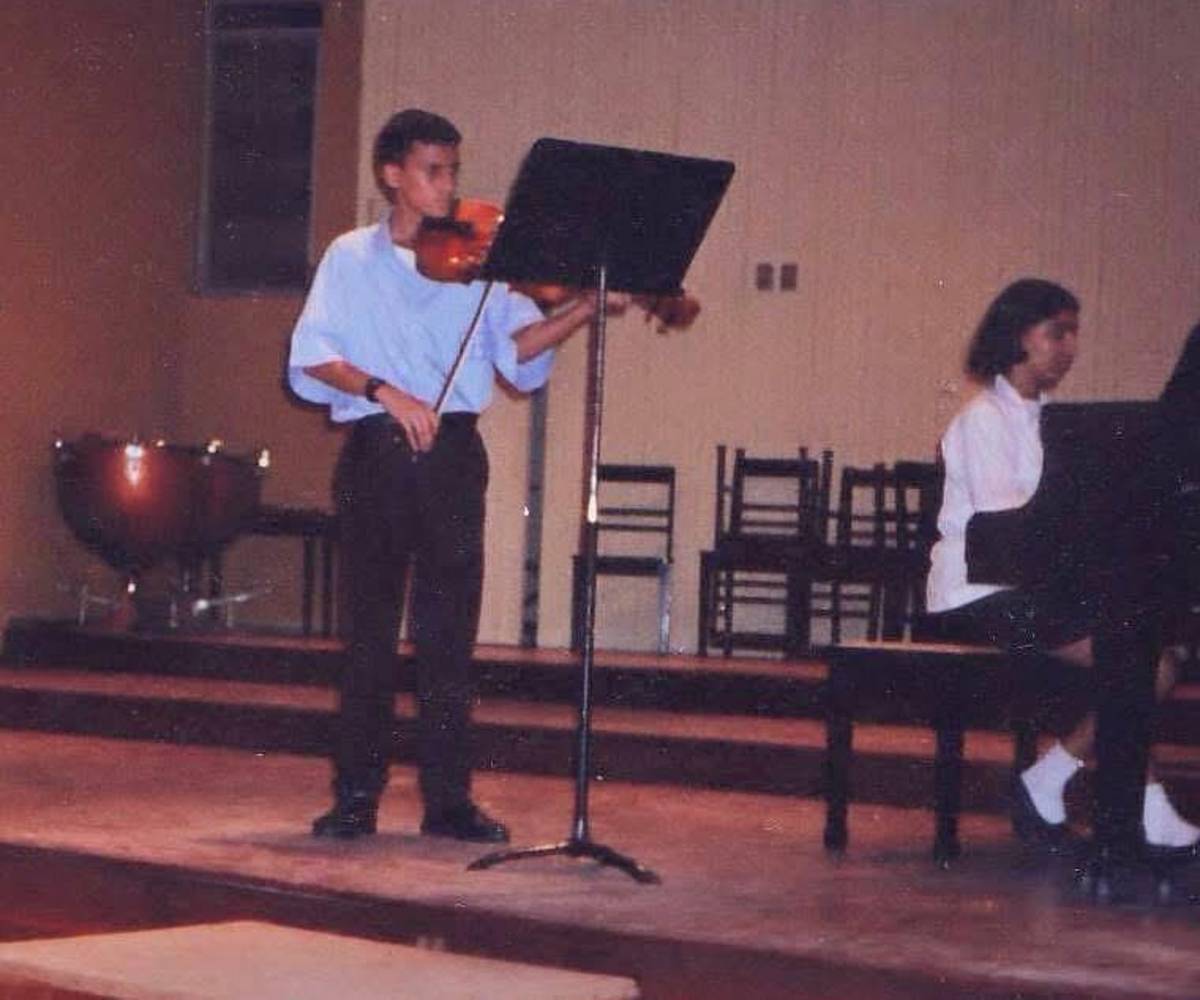 Durante su primer año como estudiante en la escuela de música Victoriano Lopez.