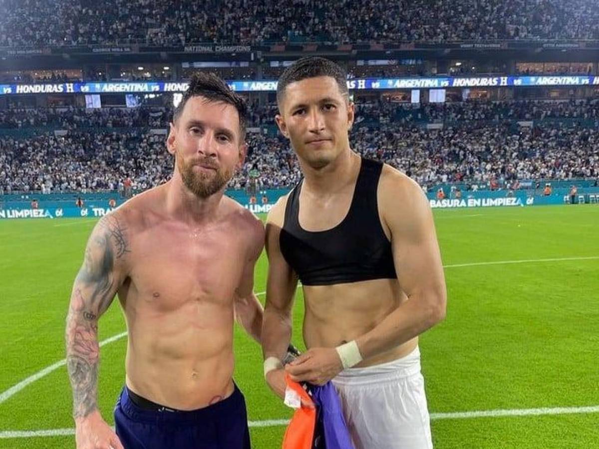 Messi le obsequió la camiseta que utilizó en el segundo tiempo al hondureño Héctor Castellanos.