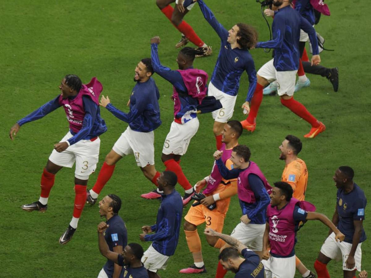 Los jugadores de Francia celebraron a lo grande la clasificación a la final.