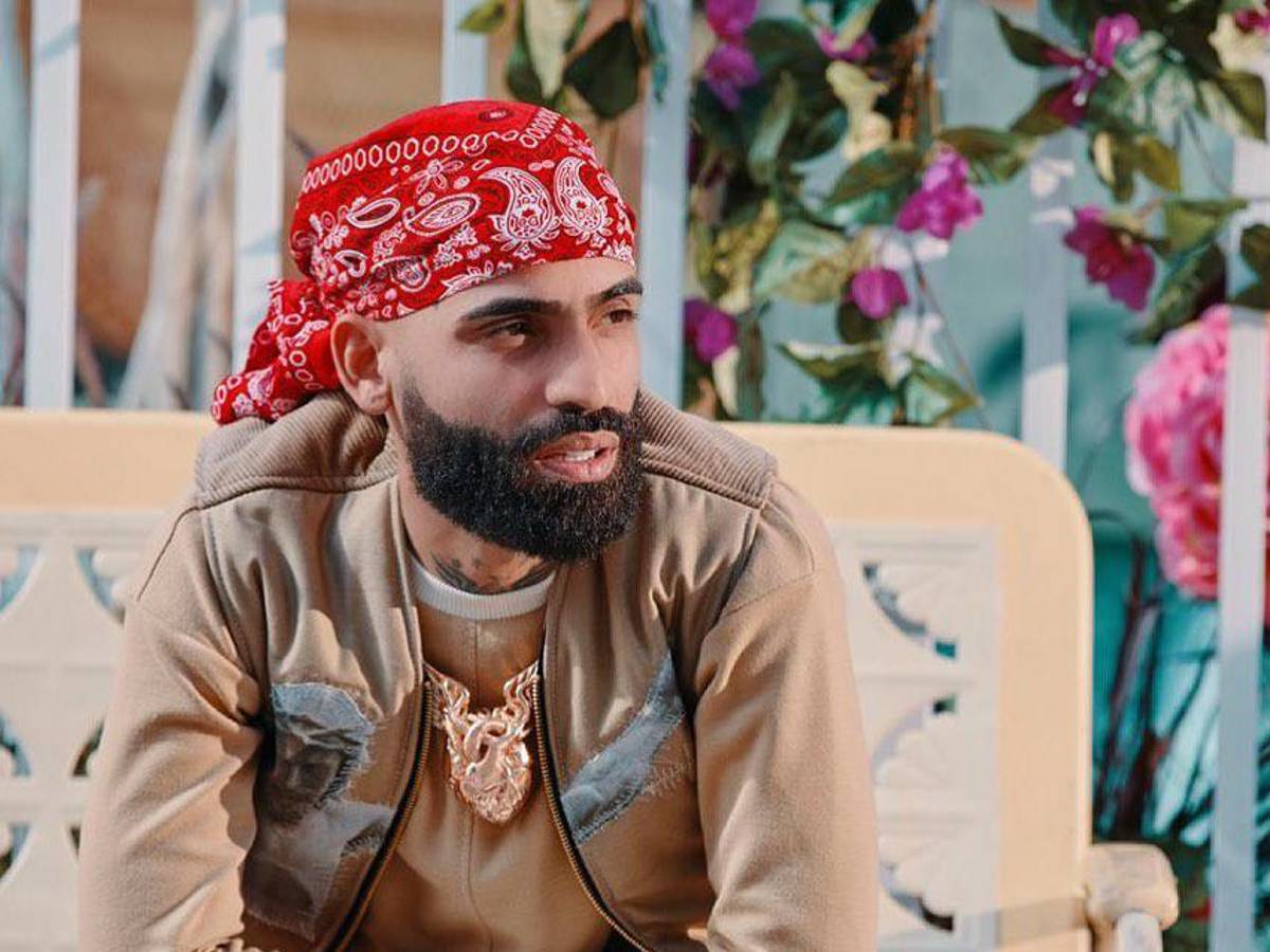 Arcángel se tatúa el pecho en honor a su hermano fallecido