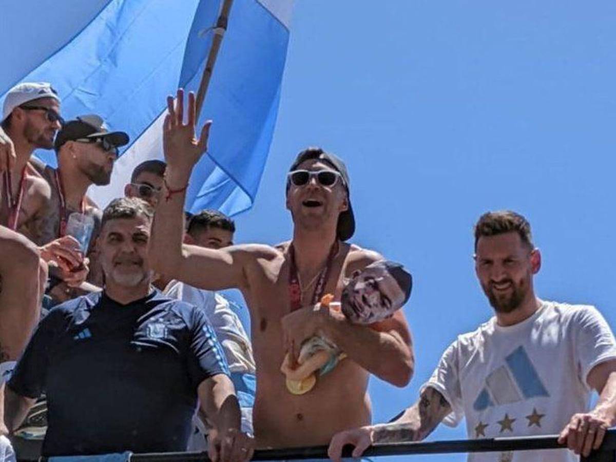 El arquero argentino cargó el muñeco Kylian Mbappé.