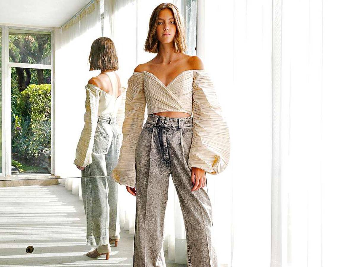 Casual look: Si quieres usar jeans porque cenarás relajada con tu familia, eleva el look usando una linda blusa abullonada.