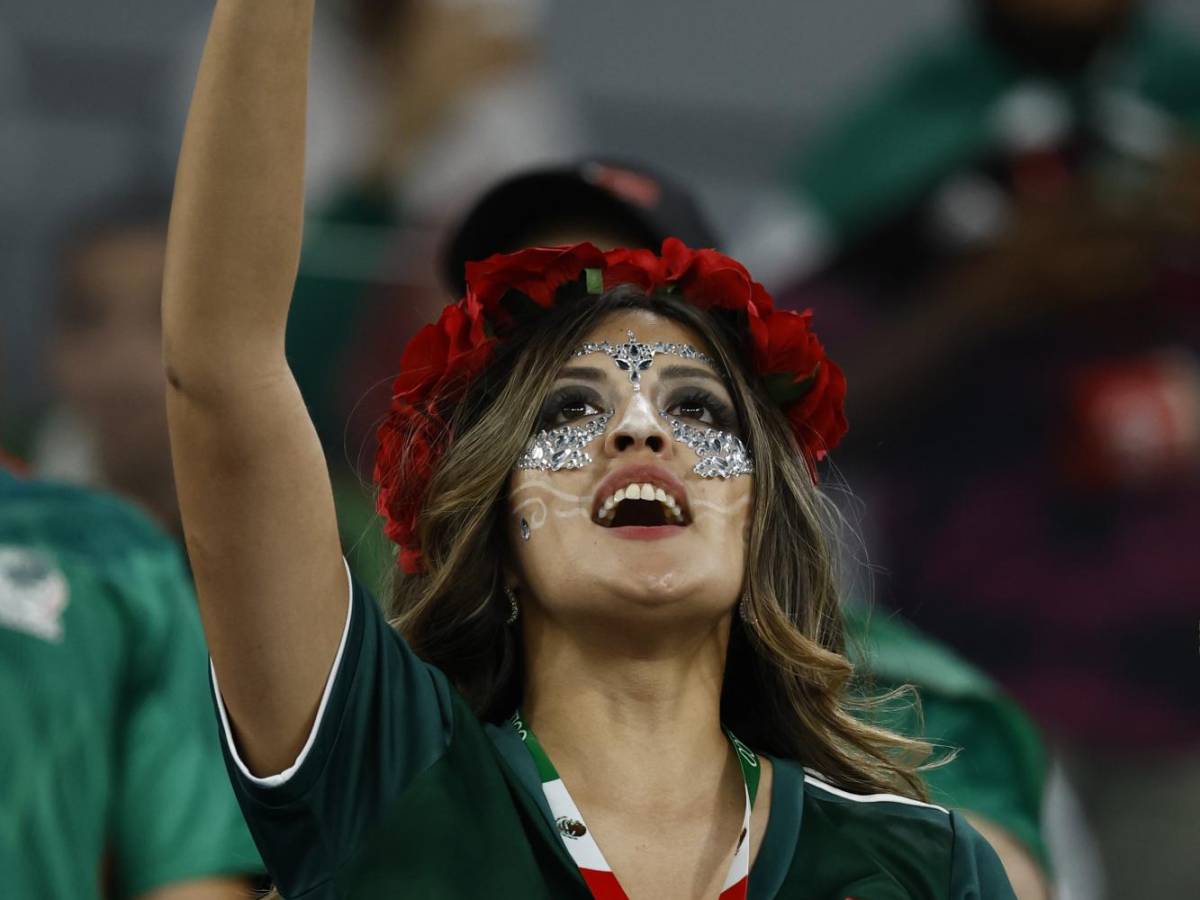 Chicas, hondureño presente y besos en debut de México