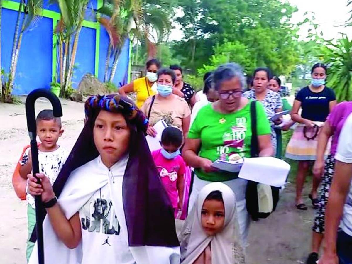 Recorren las calles de sus barrios y colonias recordando el camino en Belén. Familias completas participan de esta linda tradición, que se realiza año con año.