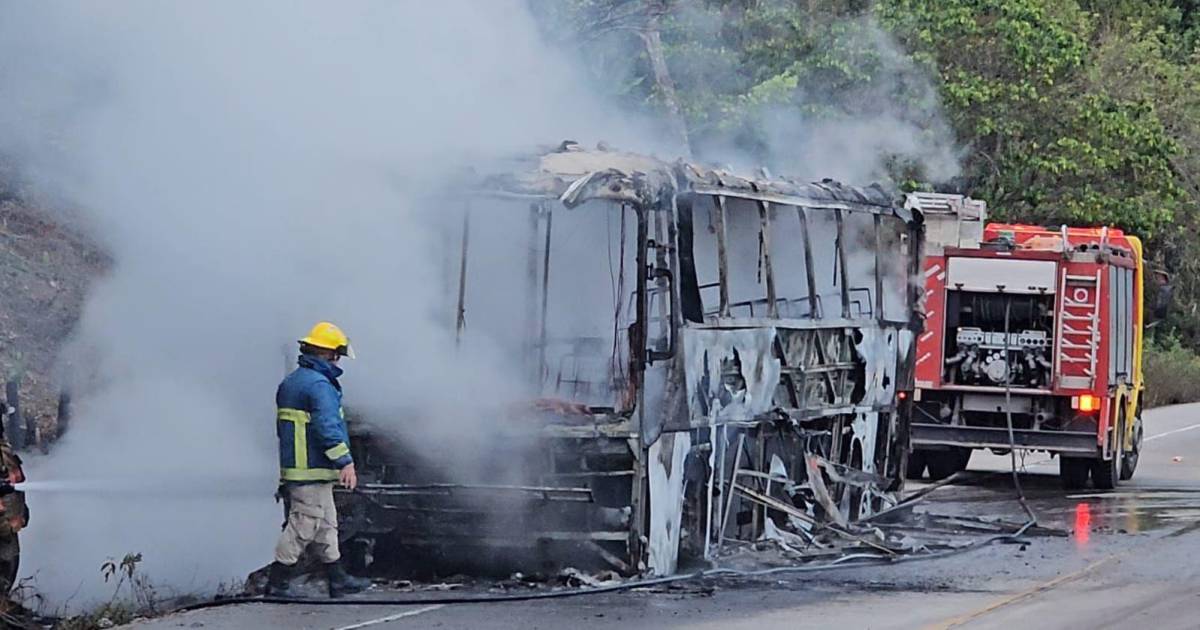 Se incendia autobús con 50 migrantes venezolanos en Copán