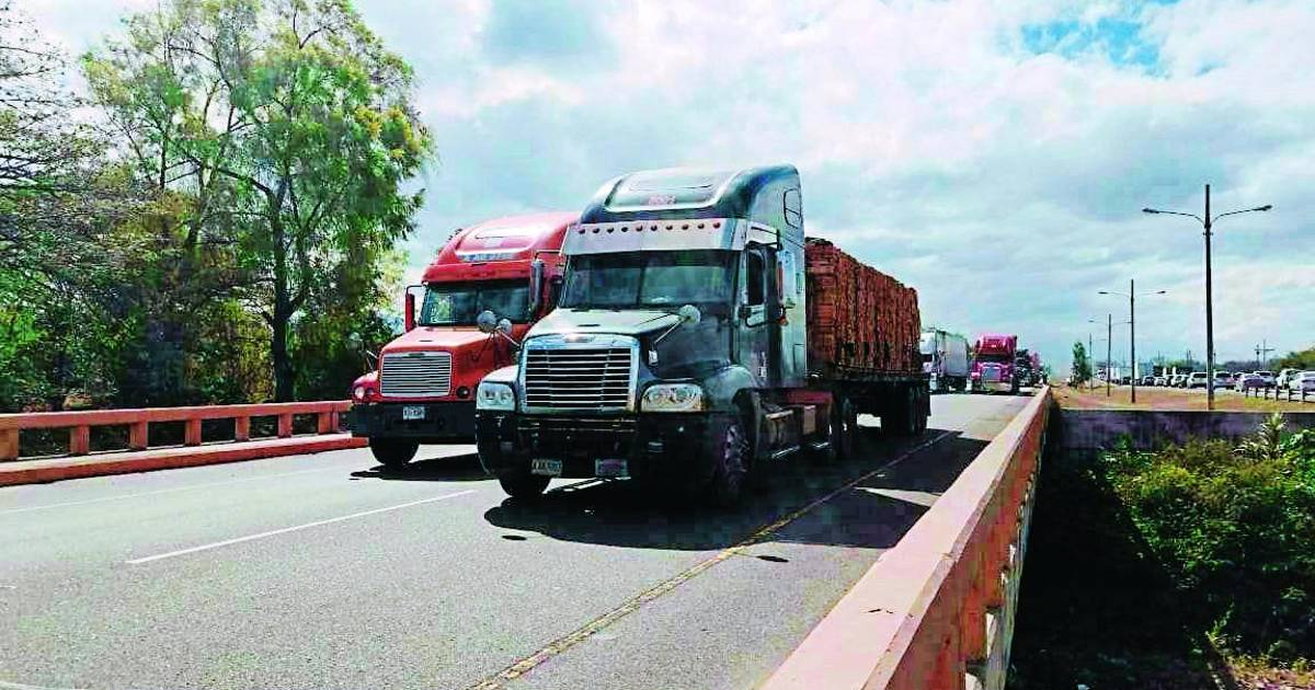 Más de 1,500 unidades de transporte de carga están varadas en CA Más de 1,500 unidades de transporte de carga están varadas en CA