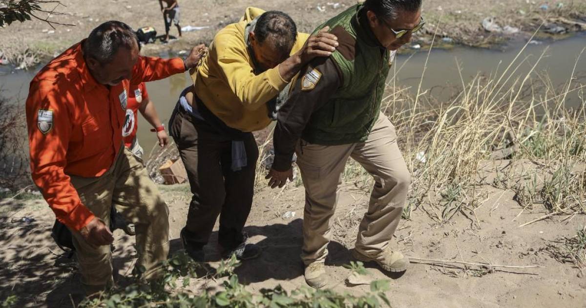 Hondurans who arrive by train in Juárez wander along the Rio Grande