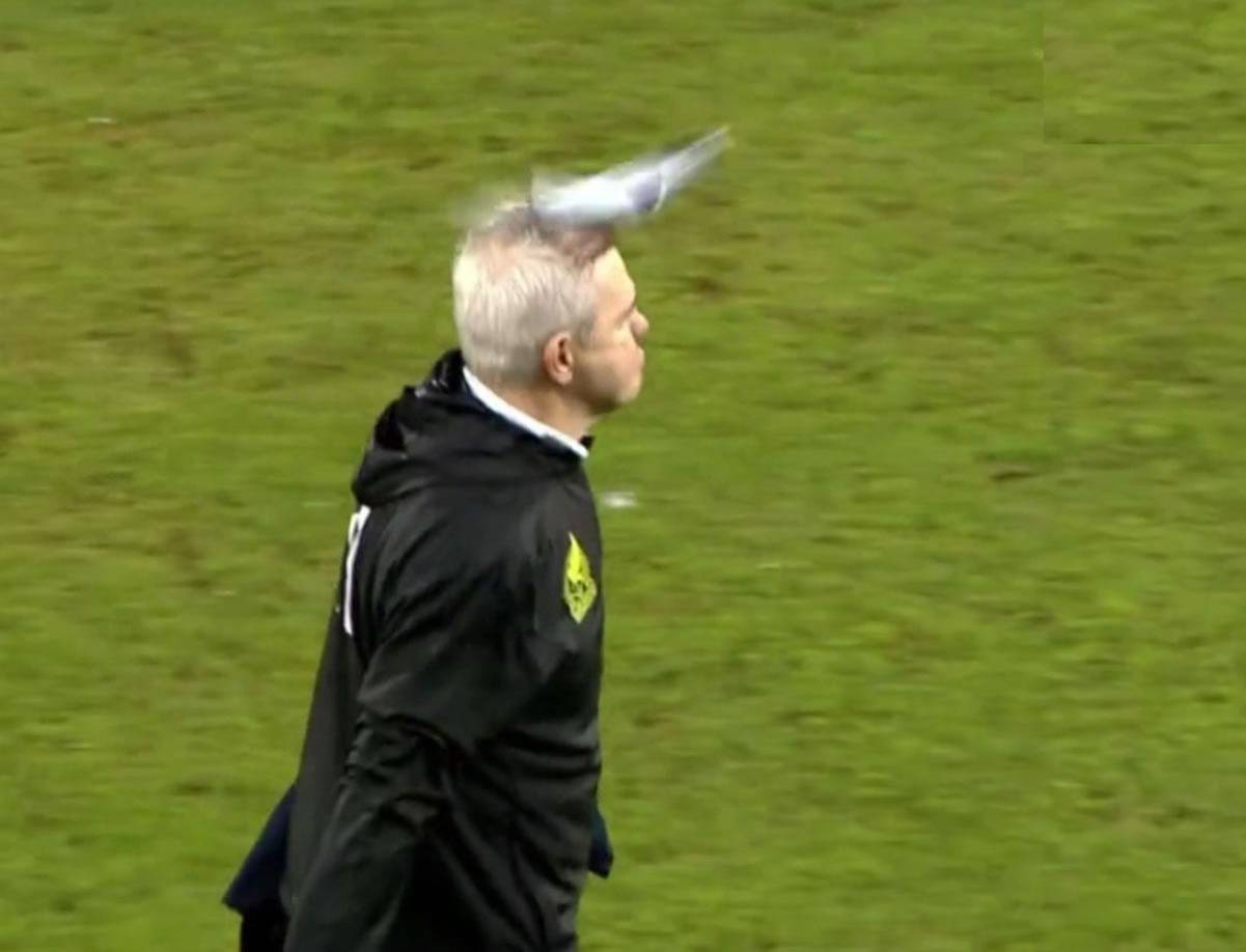 El ‘Vasco‘ Aguirre fue agredido con el lanzamiento de una lata de cerveza que impactó en su cabeza.