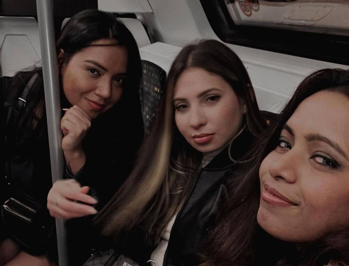 Annie estuvo con unas amigas durante su viaje por Berlín, Alemania. 