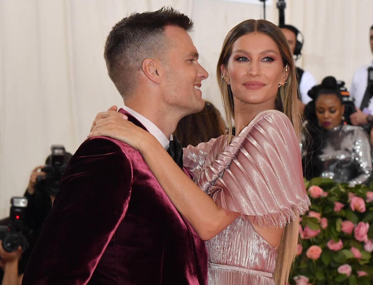 La estrella de la liga de football americano (NFL) <b>Tom</b> <b>Brady</b> y la supermodelo brasileña Gisele Bündchen anunciaron el viernes que se divorciarán, poniendo fin a semanas de especulaciones.