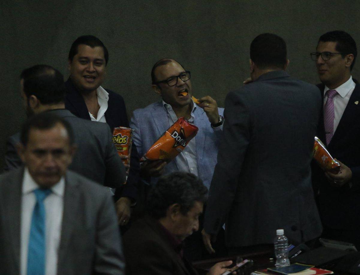 Algunos diputados disfrutaron de la velada ya que aseguraron que la elección de la Corte le da paz y tranquilidad al pueblo hondureño.