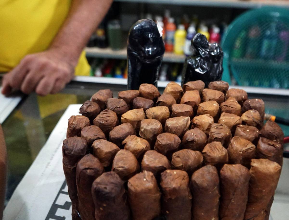 El rollo de 50 puros de cotiza en 250 lempiras por la falta de artesanas que los crean. Antes oscilaban entre 100 y 130 lempiras. Las figuras candela para fumar por el amor o deseo de la pareja se venden por aparte y superan los 100 lempiras