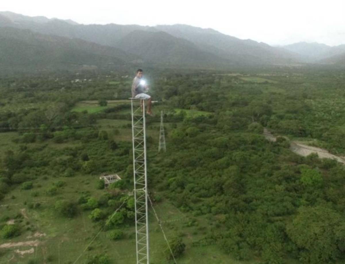 Los vecinos de la localidad llegaron a la zona donde está instalada la antena de radio para dialogar con López a fin de que no pusiera en riesgo su vida.