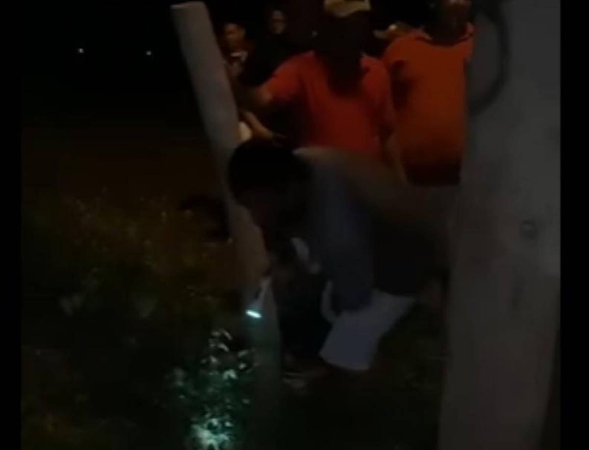 Jari López fue entregado a sus familiares que agradecieron a los bomberos porque no sufrió ningún ataque de epilepsia mientras estaba subido en la antena.