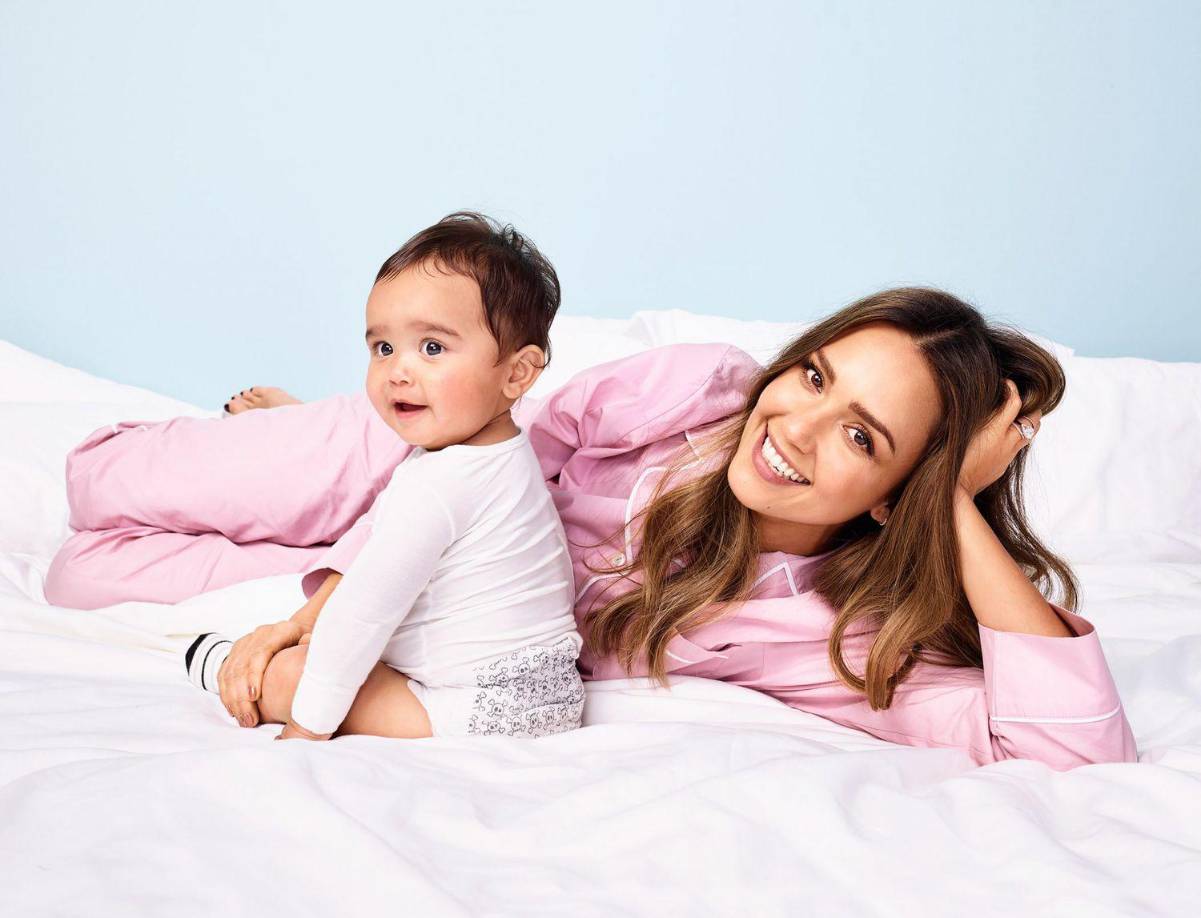 El niño que ahora tiene 6 años hace muchas apariciones en las redes sociales de su madre, incluso cuando Alba tomó el asunto en sus propias manos y le cortó el pelo a su hijo. 