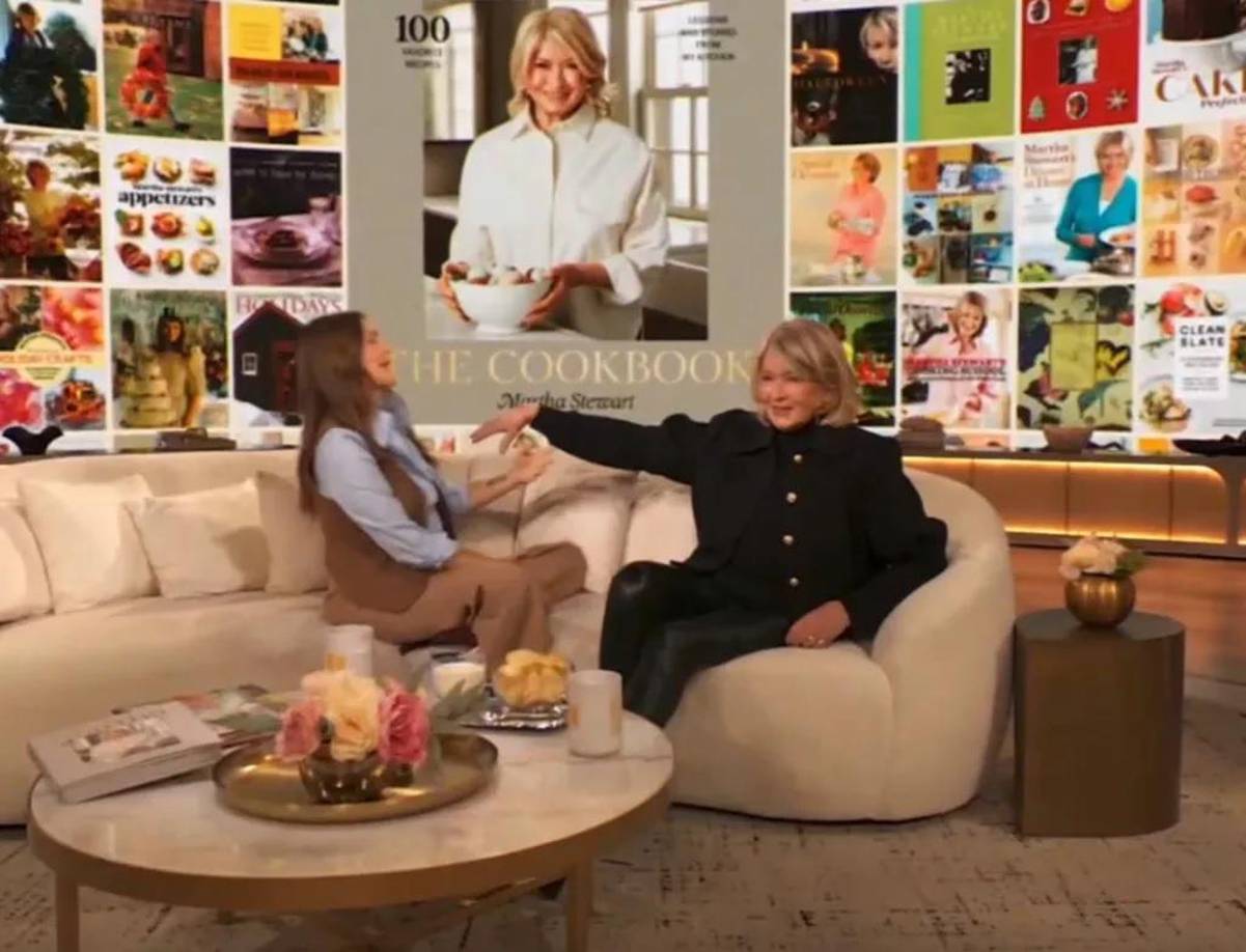 Luego de los últimos programas, en los que entrevistó a la conductora y actriz Oprah Winfrey, a Martha Stewart y a Ariana Grande, algunos de sus televidentes se volcaron a las redes sociales para marcarle que era “excesivamente efusiva” a la hora de establecer contacto físico con sus entrevistadas, y ella recogió el guante.