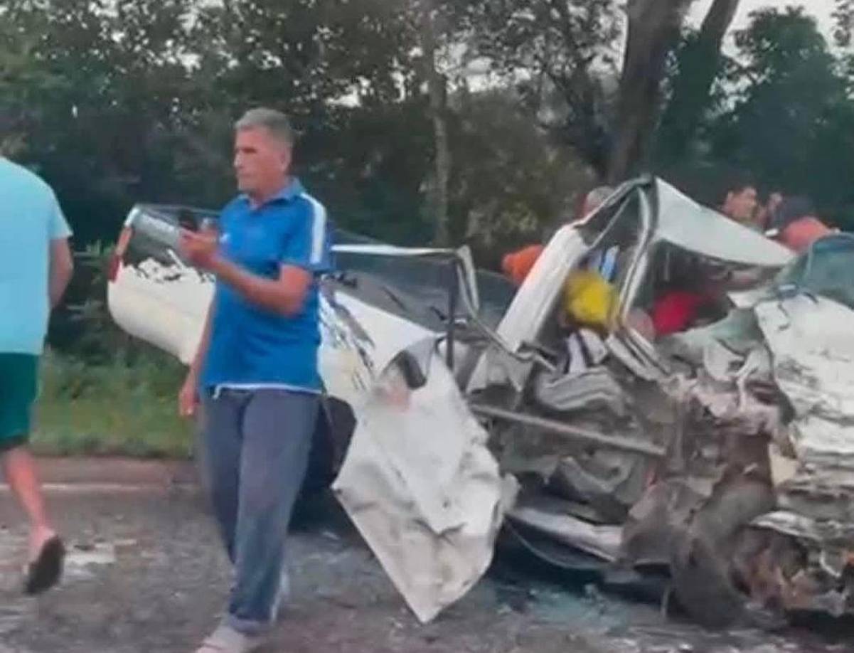 Mientras que equipos de rescate y personas que transitaban por el lugar sacaron a los heridos del interior de uno de los carros involucrados en el accidente. 