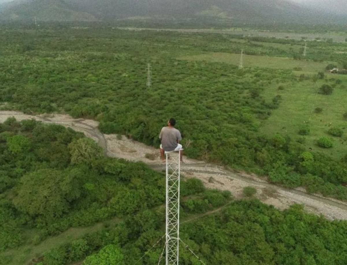 Medios locales de Olanchito informaron que el hombre, de nombre Jari López, estaba subido el miércoles en una torre de 320 pies de altura, ayer nuevamente se volvió a subir.