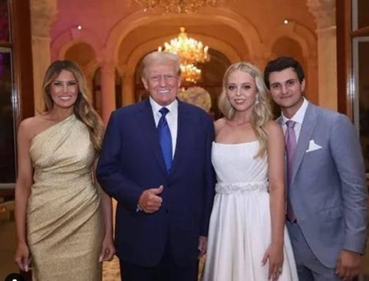 Trump y Melania también posaron con la joven pareja durante la recepción.