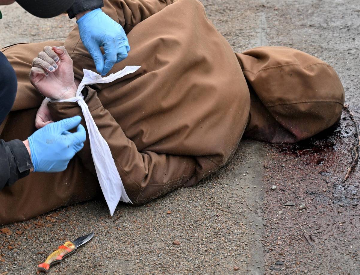 Los países occidentales y Ucrania acusaron a las tropas rusas de cometer posibles “crímenes de guerra” después de que se descubrieran fosas comunes con cientos de cadáveres en localidades cercanas a Kiev recuperadas por las fuerzas ucranianas.