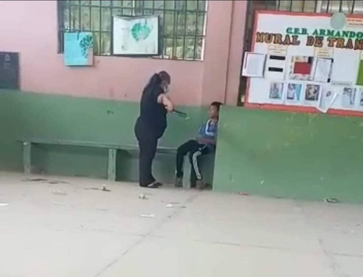 A través de un vídeo que se volvió viral en las redes sociales se pudo apreciar que la profesora hizo un fuerte reclamo al estudiante mientras que lo disciplinaba con lo que parece ser una regla.