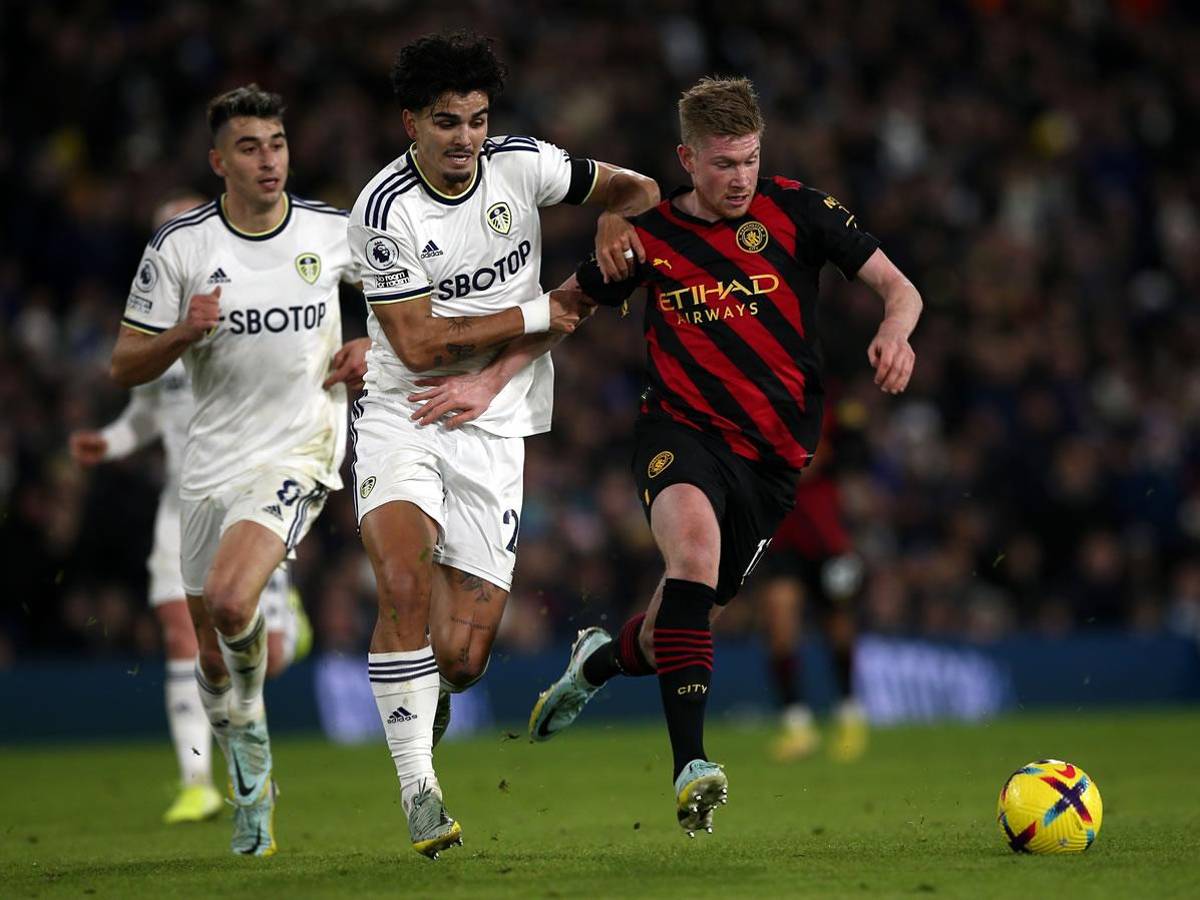 Kevin de Bruyne conduce el balón ante la marca de la defensa del Leeds United.