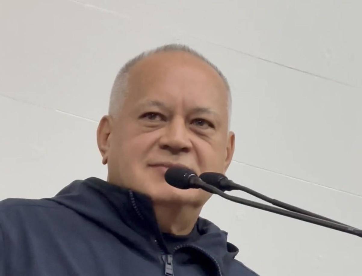 Ante estas declaraciones, Cabello descartó cualquier amenaza a la estabilidad interna, señalando que “los cuarteles están en tranquilidad” y ordenó un despliegue de seguridad nacional para los próximos días. 