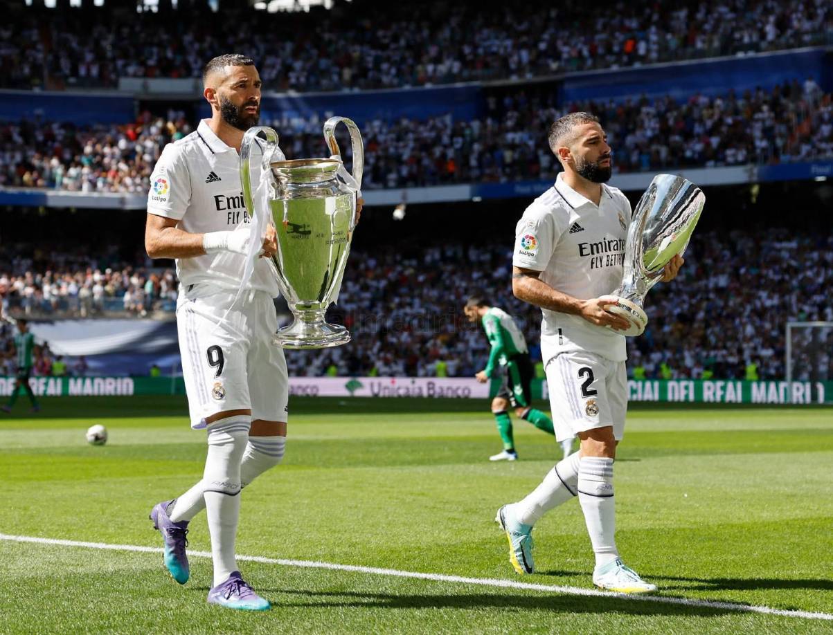 Karim Benzema y Dani Carvajal con los trofeos.