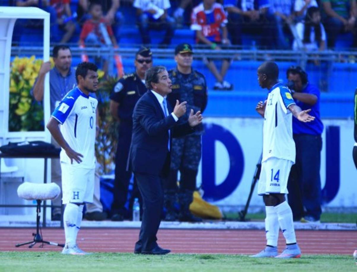 Mario Martínez y Boniek García escuchan atentamente las indicaciones de Pinto.
