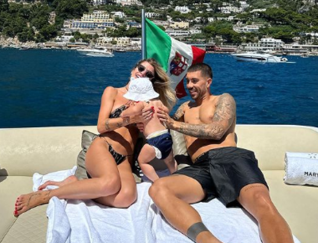 El mediocampista se encargó de revelar las primeras imágenes de su hijo al lado de la influencer.