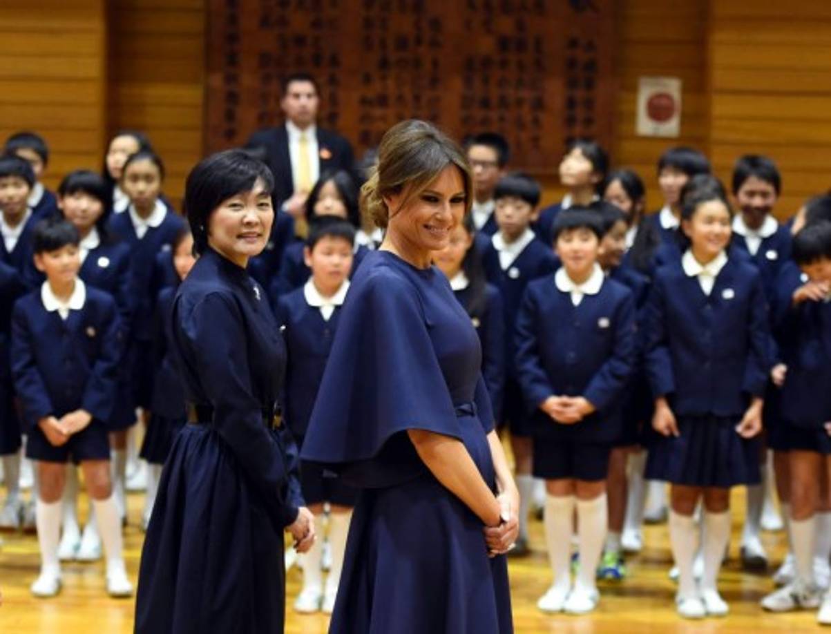 La primera dama también usó ese vestido cuando ella y la Sra. Abe visitaron una escuela primaria de Tokio.