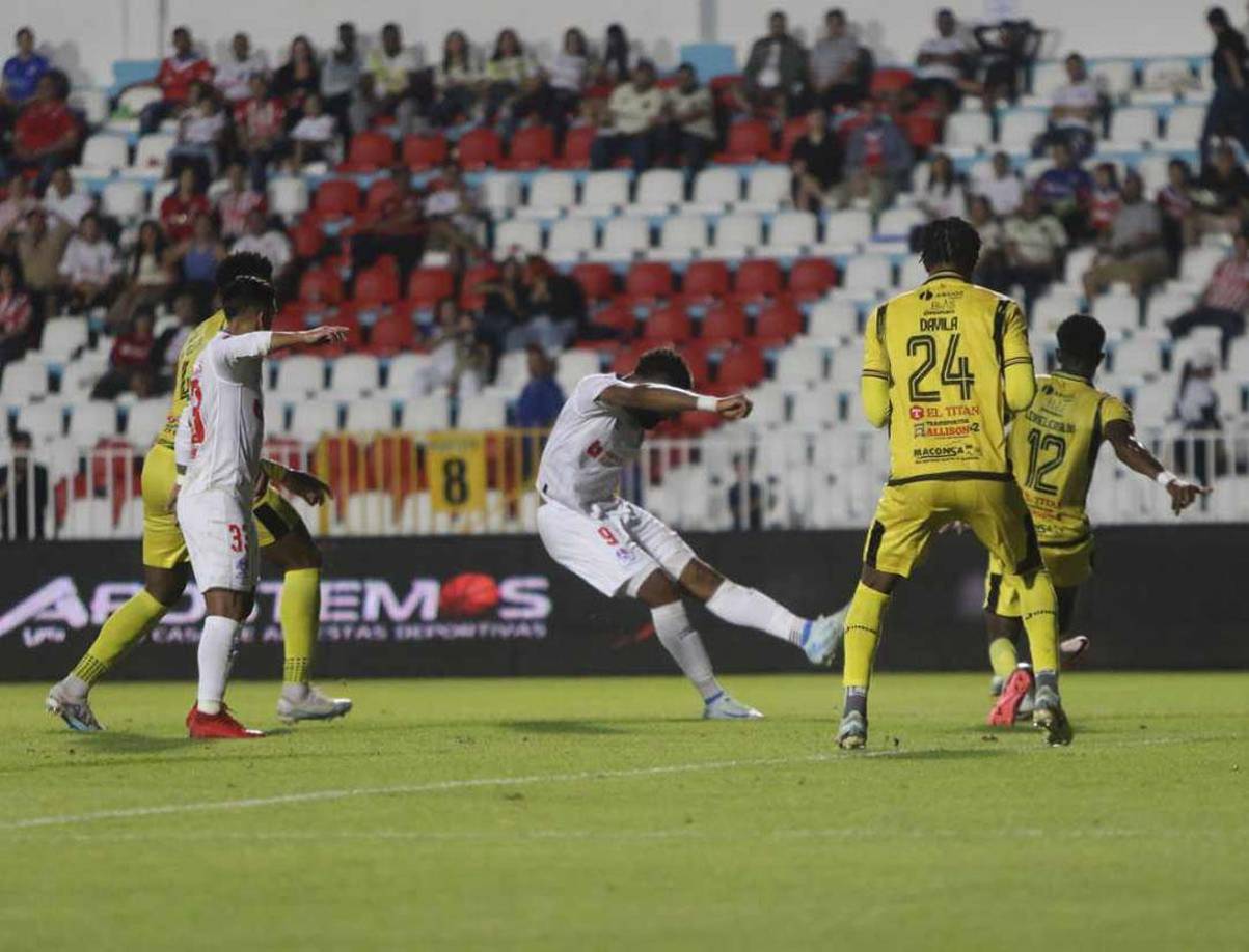 El zurdazo de Jorge Benguché para abrir el marcador a favor del Olimpia contra el Génesis.